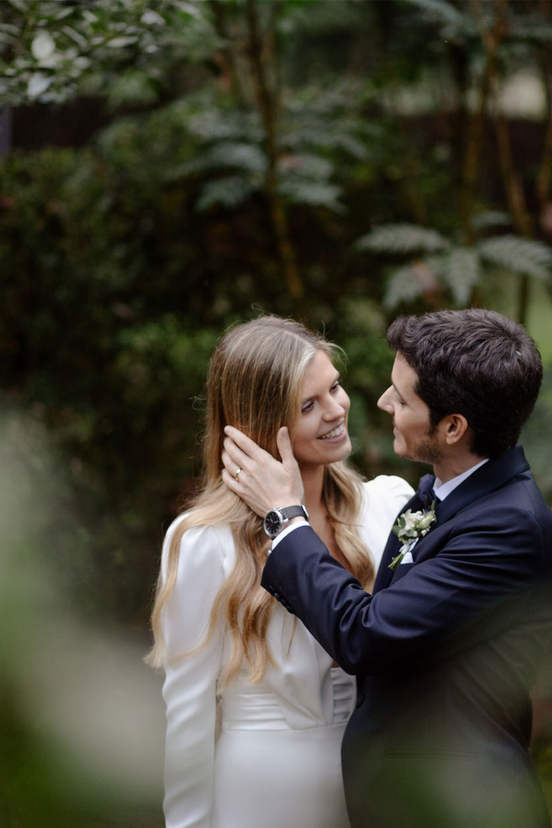 Pareja de recién casados en Mas Vivencs, masía para bodas en Barcelona