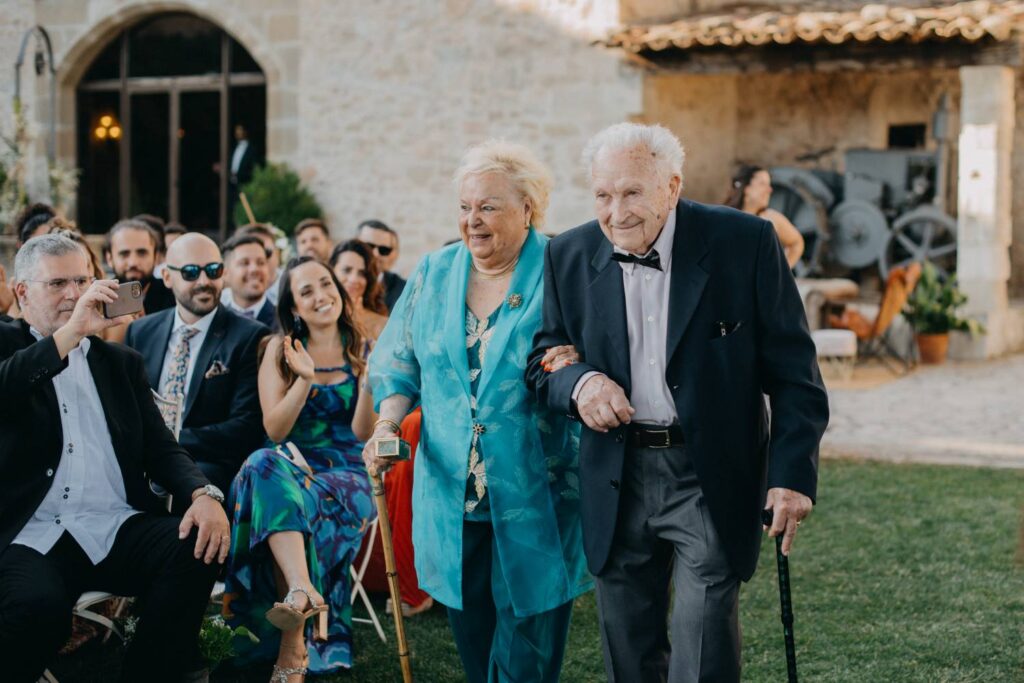 Quien entrega las alianzas boda